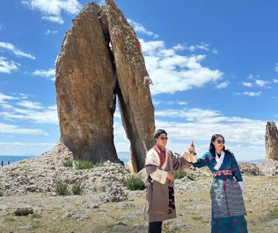 郭晶晶霍启刚穿藏服在纳木错拍照，俩人互动像新婚小夫妻，好甜蜜
