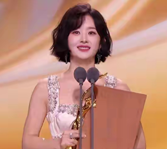 一别两宽，离婚4年，冯绍峰绝口不提赵丽颖，如今才知他赢在哪儿