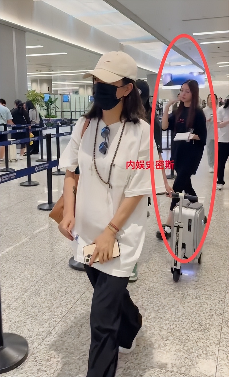 时隔30天，赵薇又有新动静，做头发、晒自拍，现状应了崔永元的话