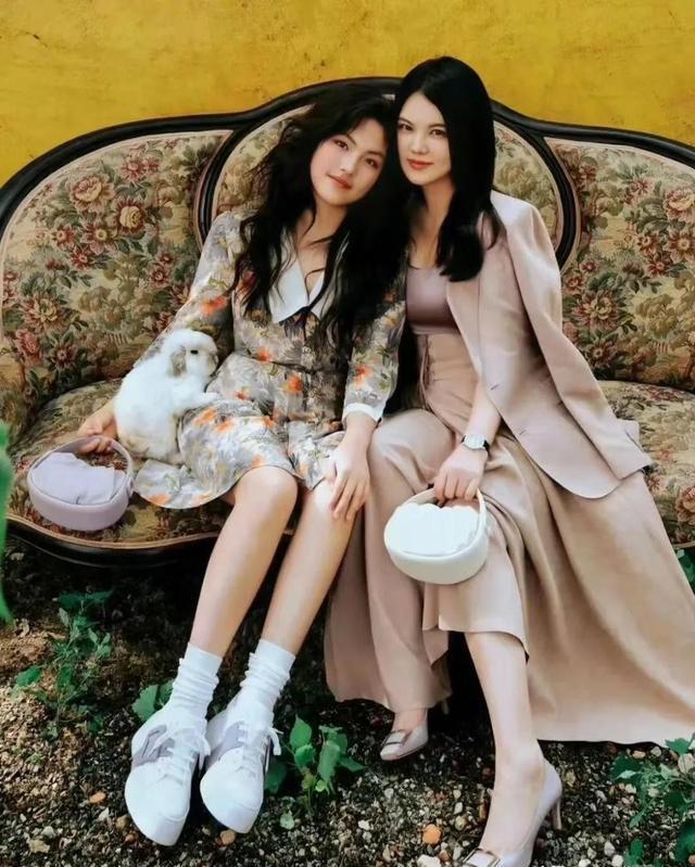 李湘带女儿面见英国皇室,对王后赔笑遭白眼,连发四条动态被群嘲