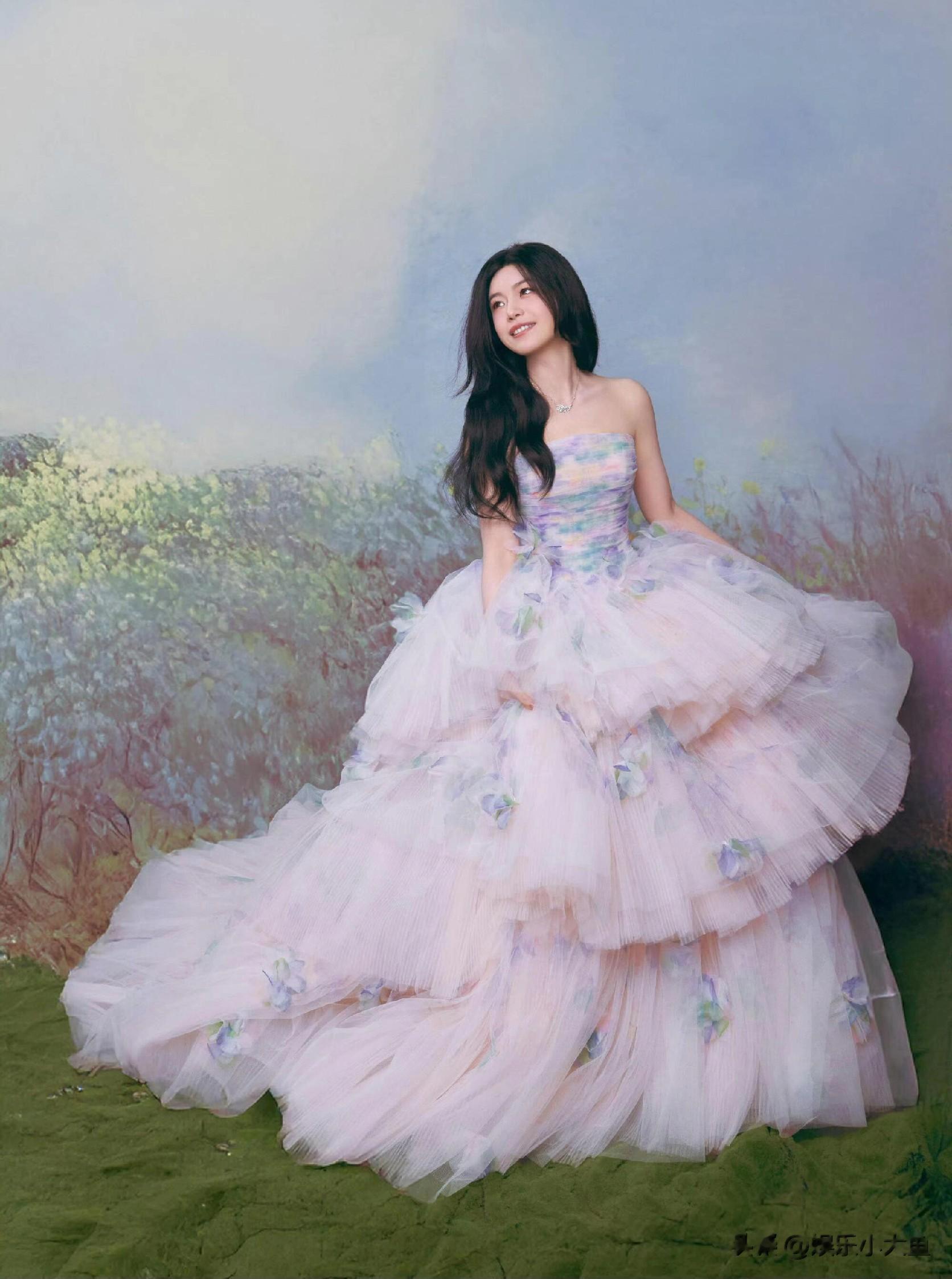 陈妍希分享星光大赏与众明星合照！搂着宋佳两位美女美得闪闪发光