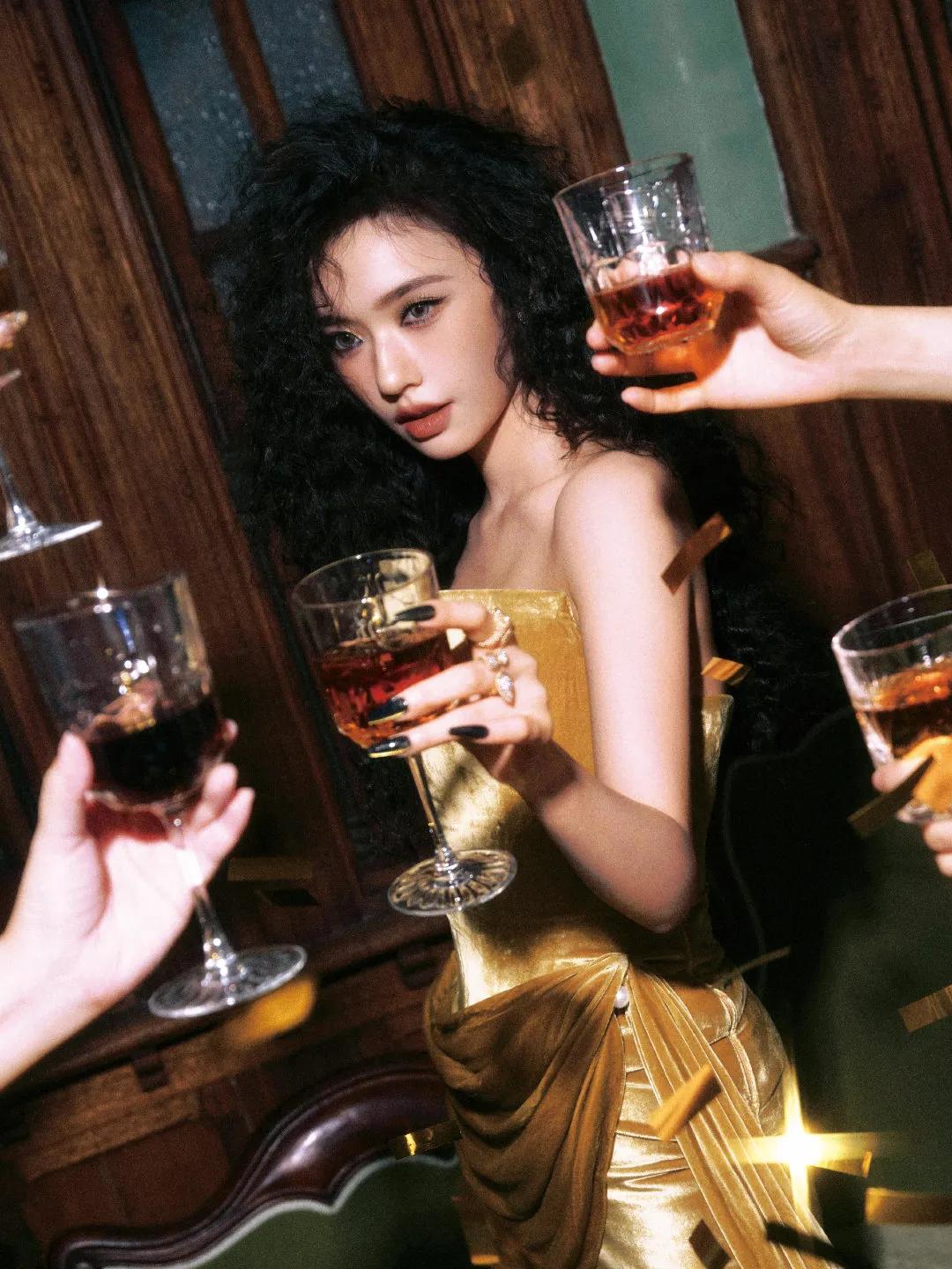 林允 卷发抹胸金色礼裙太美了 欧美范