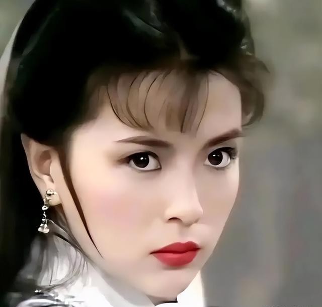 香港女星宣布裸捐所有资产,儿子出生三个月不幸夭折,至今仍单身