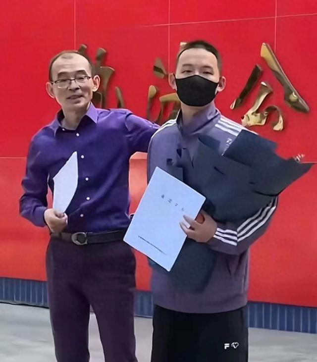 谢浩男妈妈首次露面,长得很漂亮!带儿子买衣服喝奶茶,合影曝光