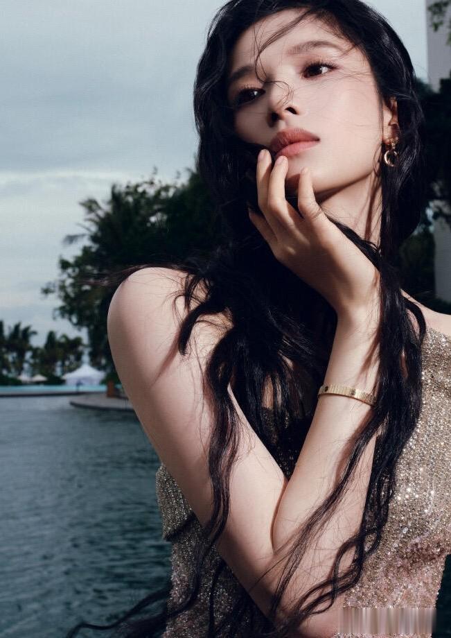 张婧仪ELLE风尚大典红毯活动，一袭玫瑰渐变色亮片长裙，美到犯规