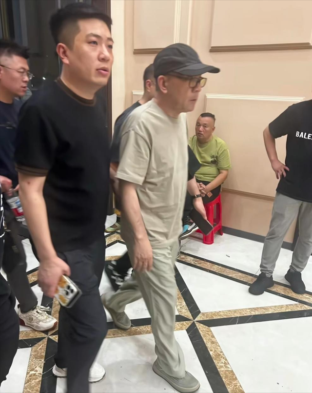 老汪豹哥来闹场,杨少华告别式又出幺蛾子,杨议葬礼盘核桃惹争议