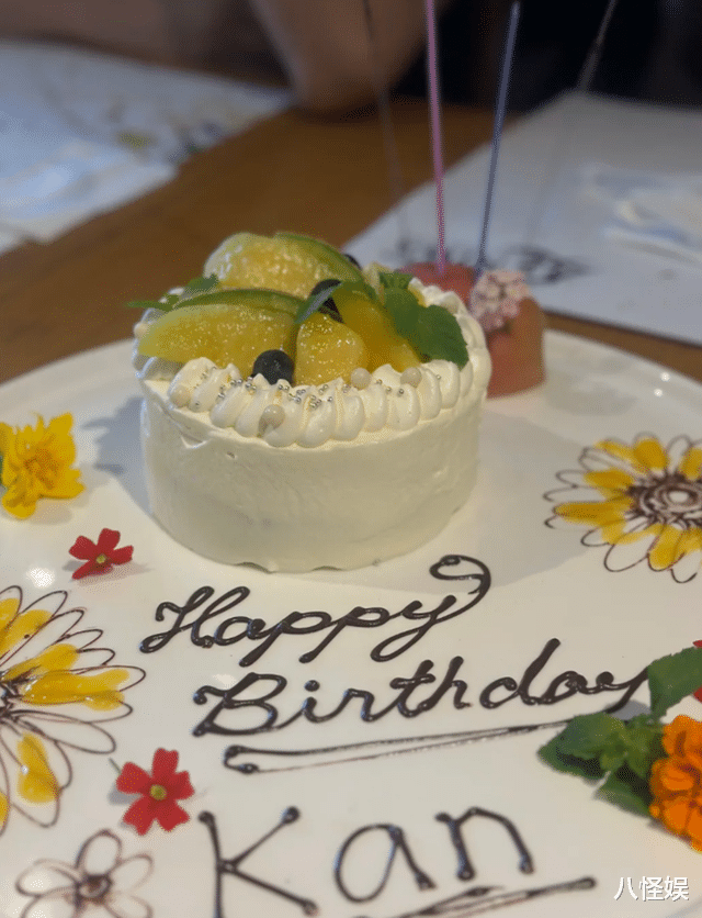 黄轩陪女友庆生，桌上摆满鲜花蛋糕礼物，恋爱5年还这么有仪式感