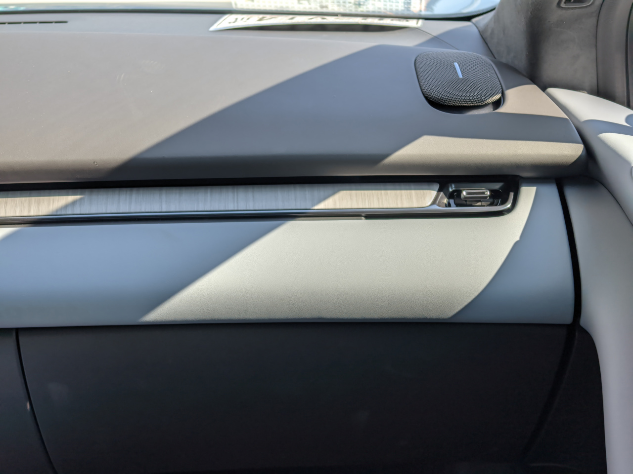 首试小鹏P7+超级增程版：外观更年轻、座舱更AI，底盘柔中带韧