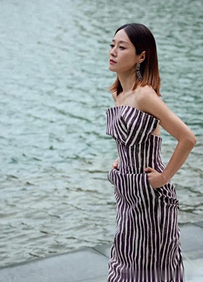 马伊琍剪了齐肩短发大变样！一袭条纹抹胸裙，美得高级大气！