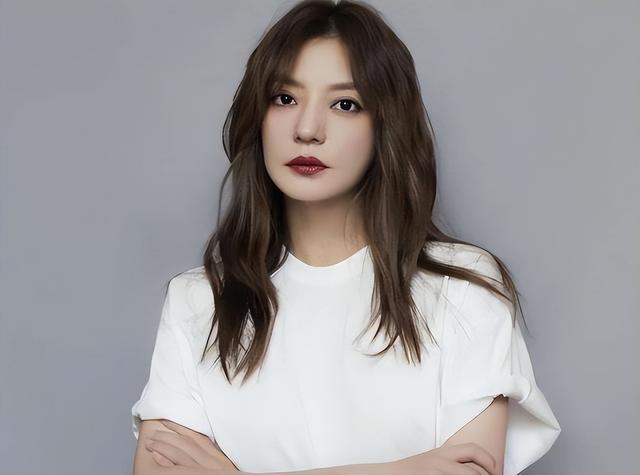 复出无望!49 岁赵薇近况再曝:事业婚姻全失败,头发剪短苍老憔悴