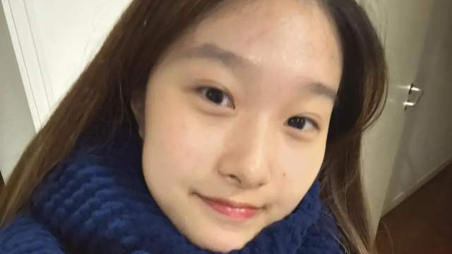 马伊琍的大女儿晒外婆织的围巾，素颜出镜的她很清秀，五官似文章