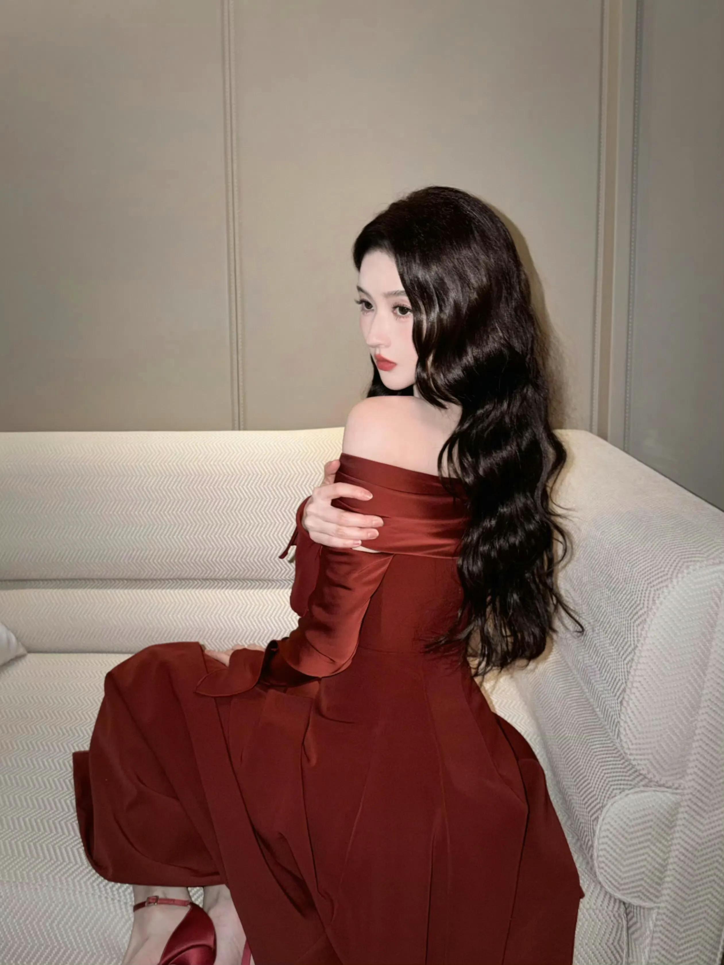 王玉雯露肩大红裙