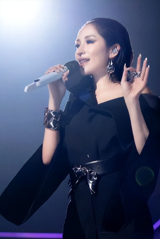 钱再多有什么用？46岁萧亚轩被曝的现状，给所有中年女性提了个醒