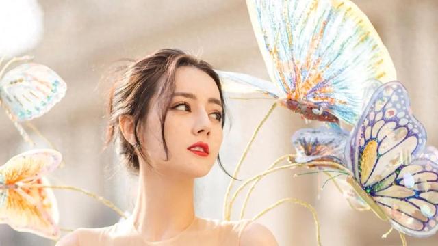 《迪丽热巴:颜值气场交织,编织娱乐圈璀璨星梦》