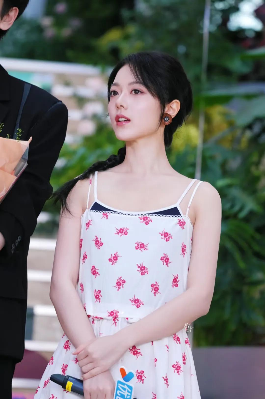 赵今麦与“微博追剧团”互动,碎花吊带裙叠穿配盘发,美出新高度