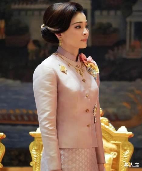 73岁泰王新宠：长相甜美初恋脸，水嫩白皙身材好，苏提达比不了