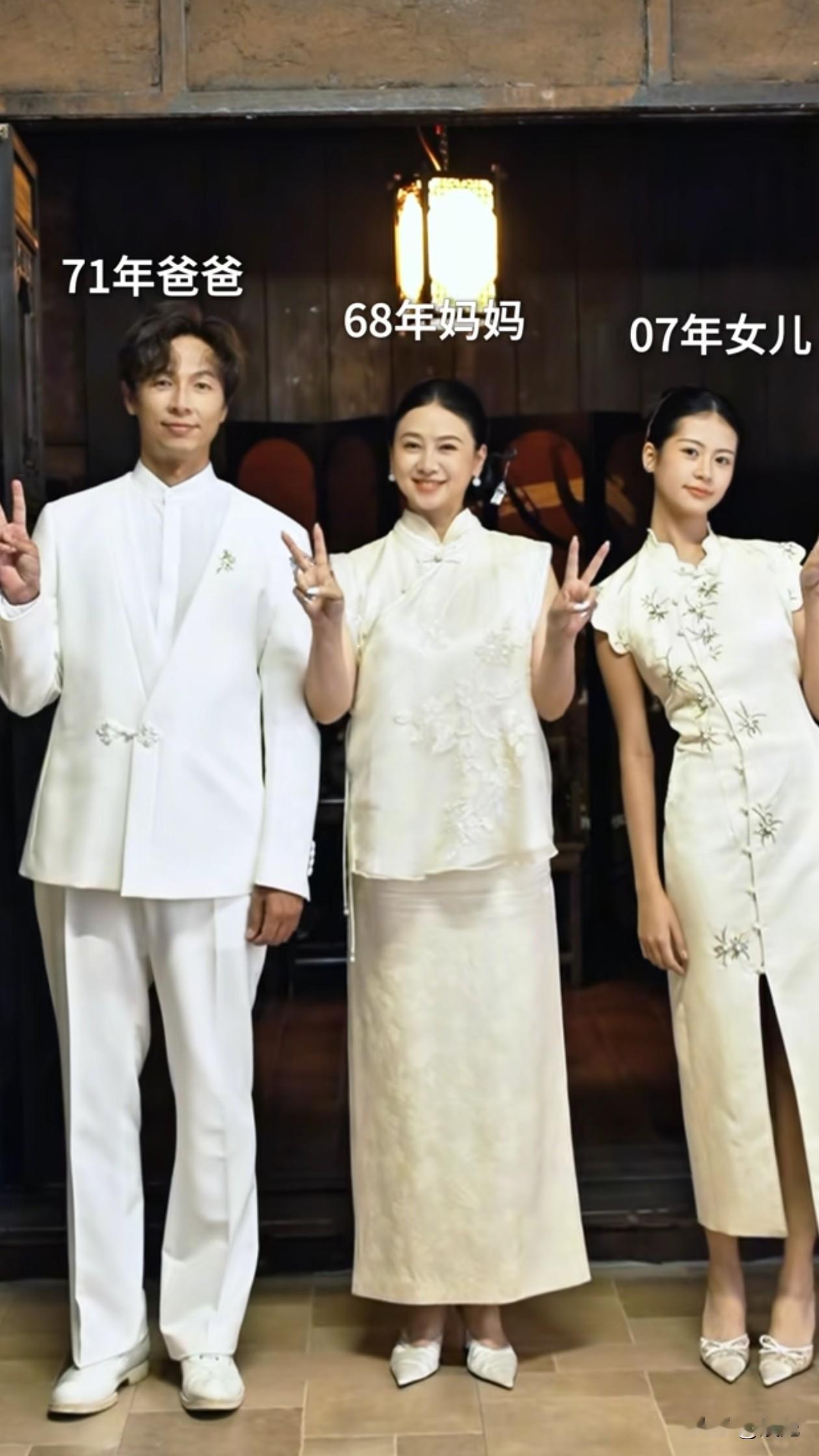 57岁翁虹晒一家三口合照！老公比她小3岁，18岁刘莳长得好像爸爸