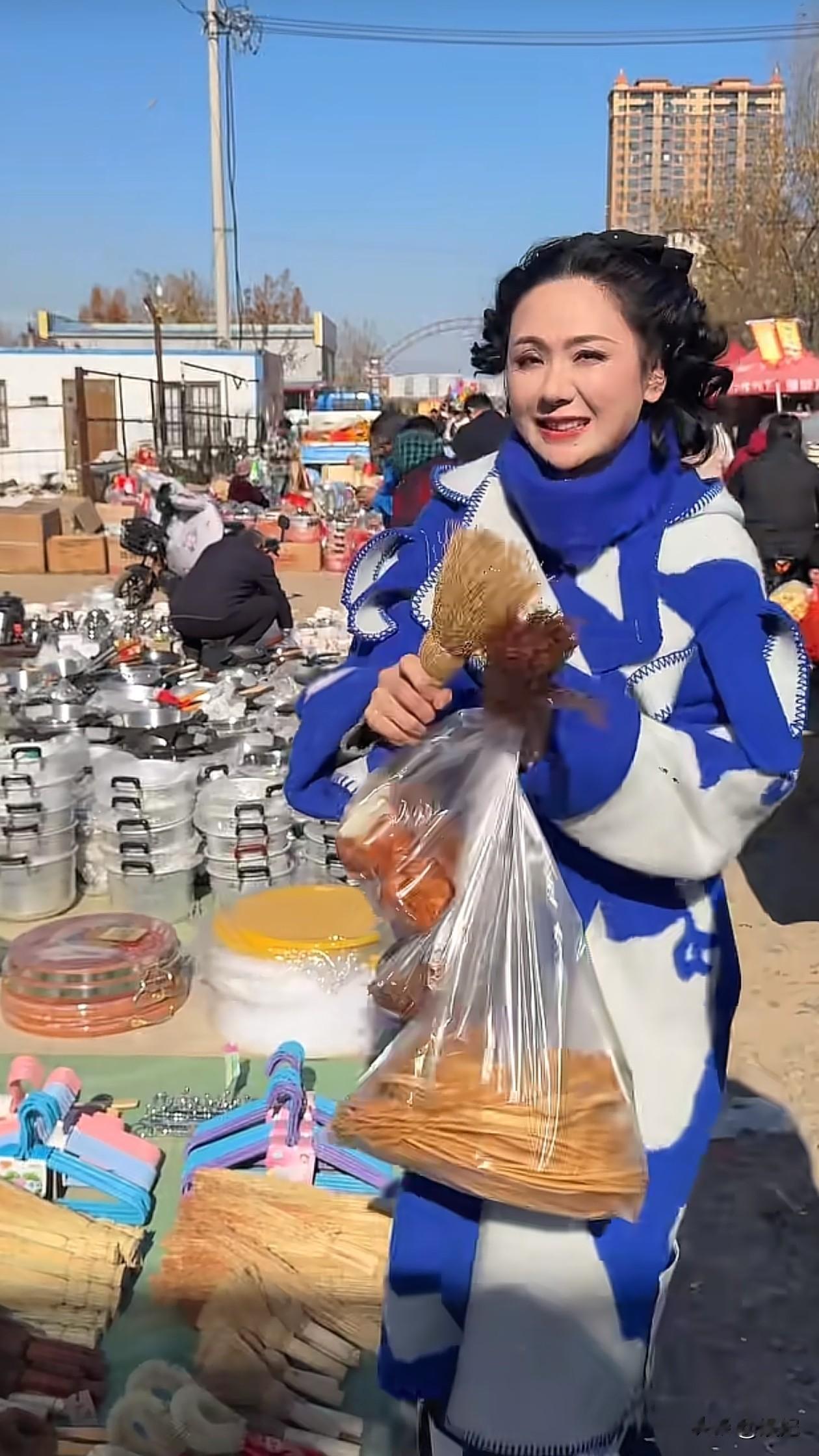 48岁程莉莎穿拼色大衣去赶集！大口吃肉看着都香，好接地气啊