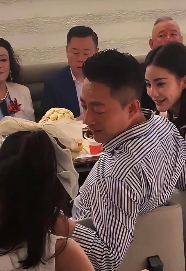 汪小菲看孩被要出场费,葛斯齐爆S妈更多猛料,彻底刷新我的认知