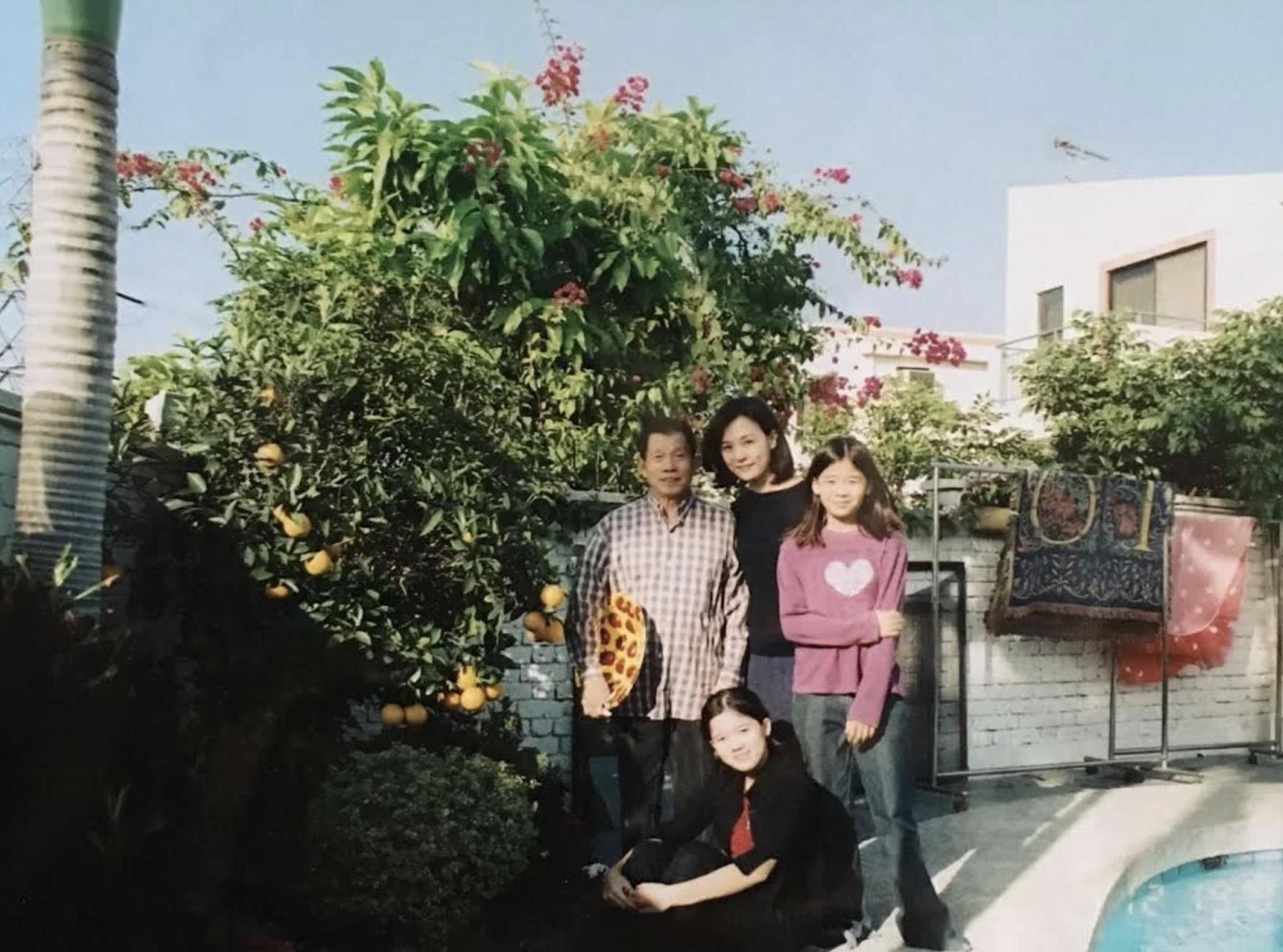 刘家良38岁女儿在国外结婚，家人朋友齐聚一堂，外籍丈夫英俊成熟