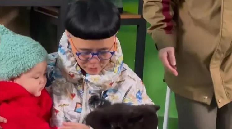 央视主播聚会被拍,小尼当众剔牙,王冰冰微微眯眼