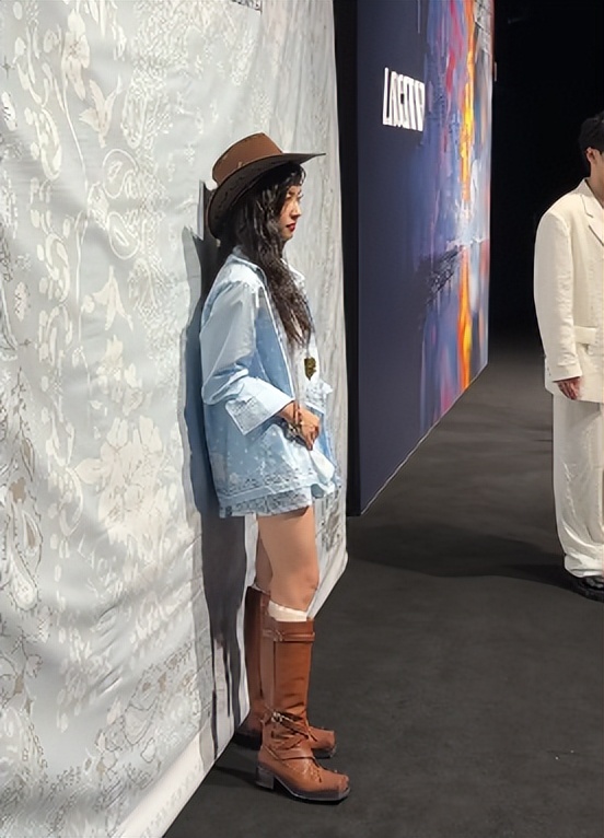 上海时装周，褶子多脸僵又肿、戴假发的董璇，被整容脸网红抢了镜