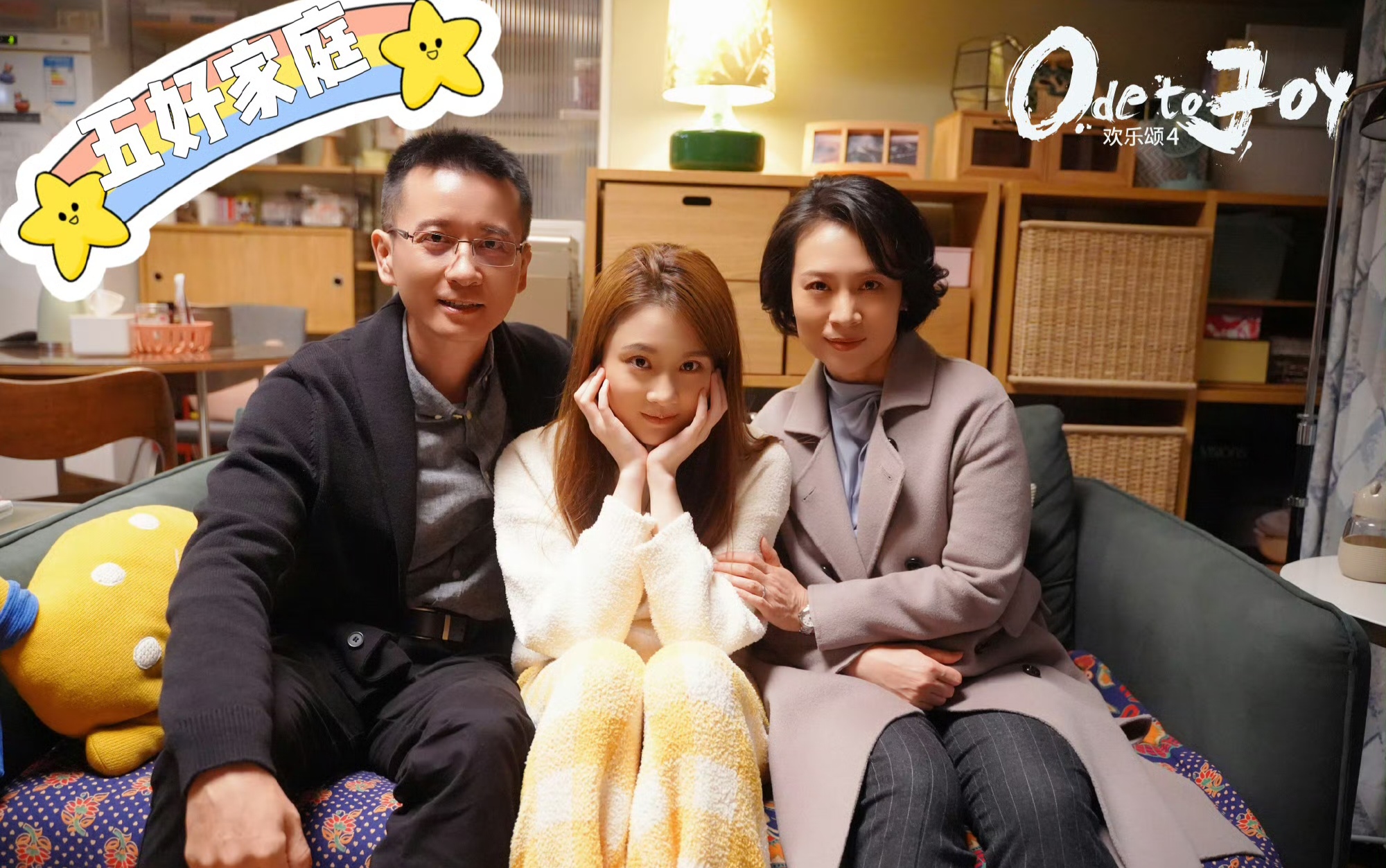 白毛鹰王扮演者姬麒麟近况曝光,和妻儿出游,妻子优雅儿子好瘦