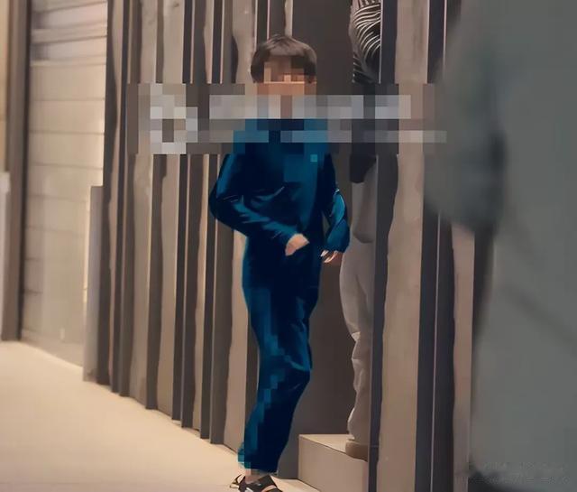 台媒吐槽具俊晔不识相，赖在豪宅里，和继女小玥儿同住，不合适！