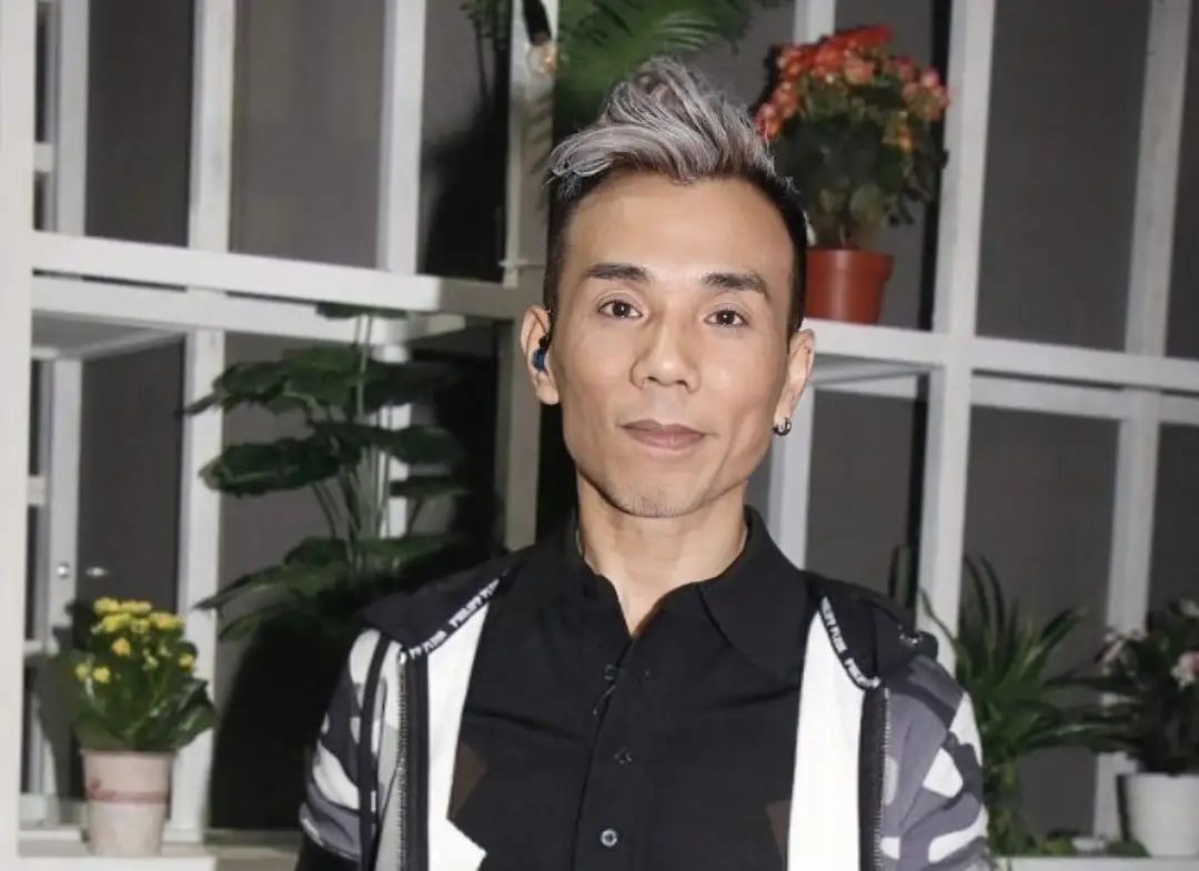 突传死讯！香港知名歌手李国祥因病离世，与同性男友交往11年分手