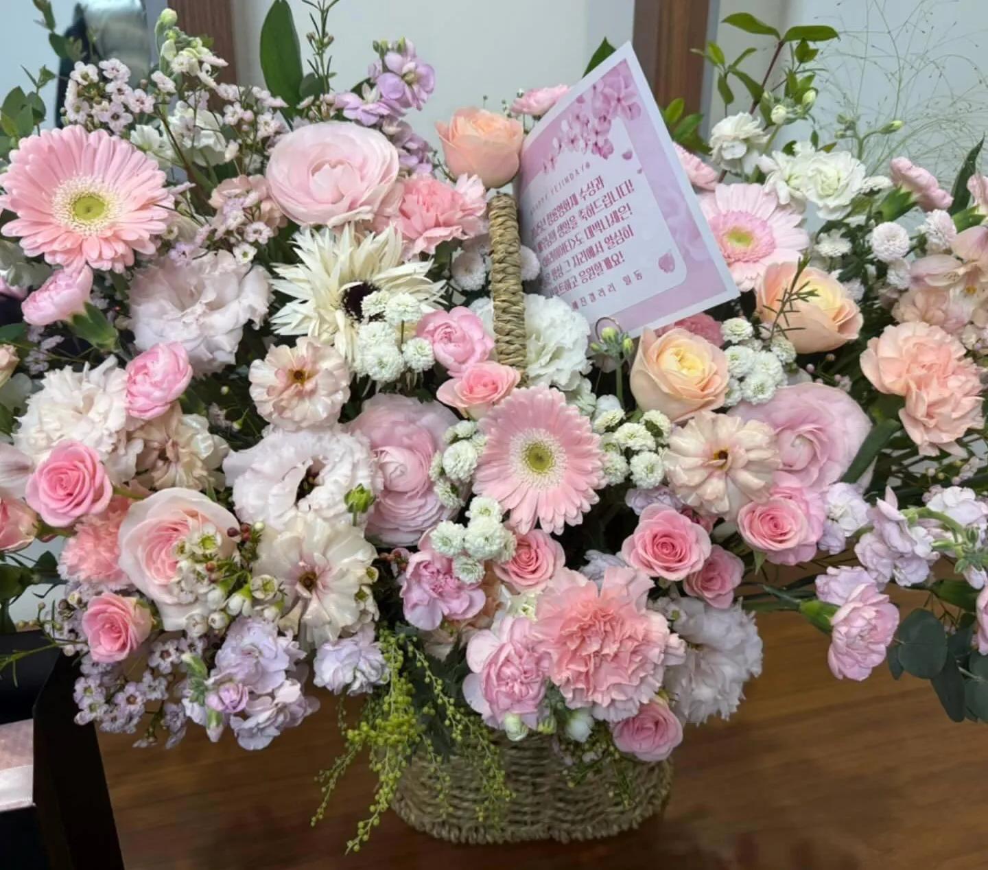 孙艺珍儿子陪她过生日,孕肚明显疑怀二胎,家里的水晶吊灯很奢华