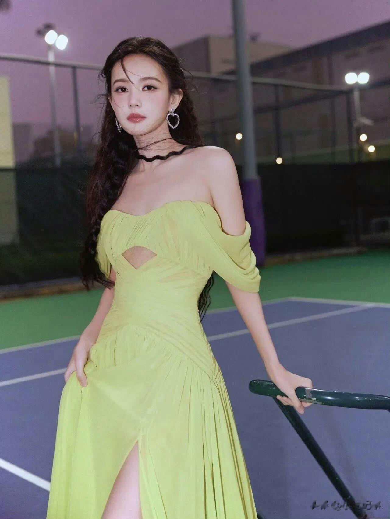 李一桐｜运动风，甜甜公主穿裙子打网球 ?