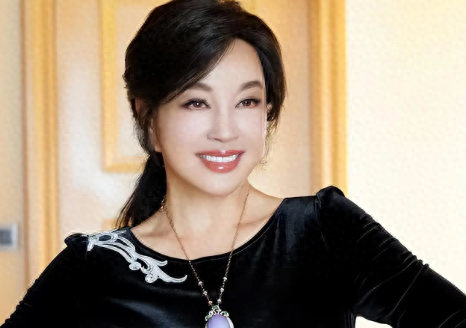 偷漏税风波没结束,就突传刘晓庆6月29日凌晨离世,本人紧急发声