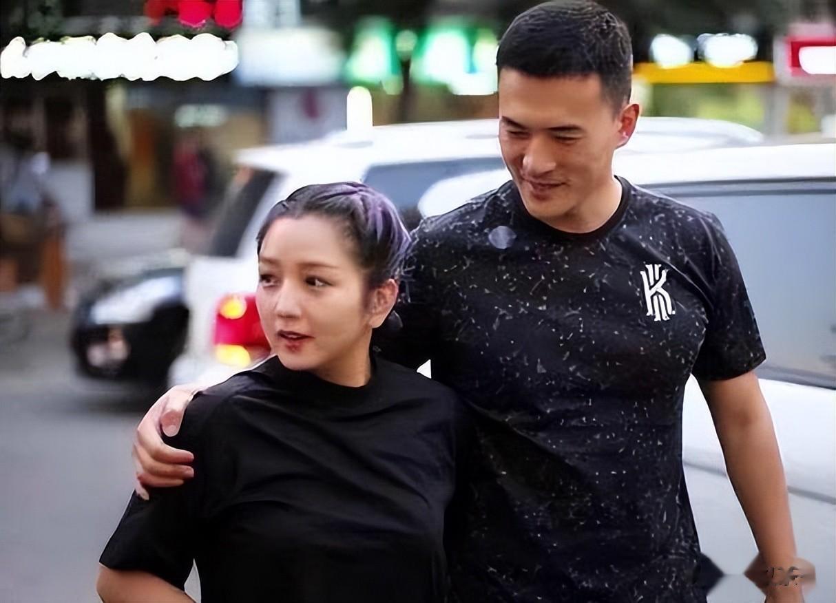 分手14年,释小龙何洁境遇天差地别,一个身家过亿,一个养不起娃