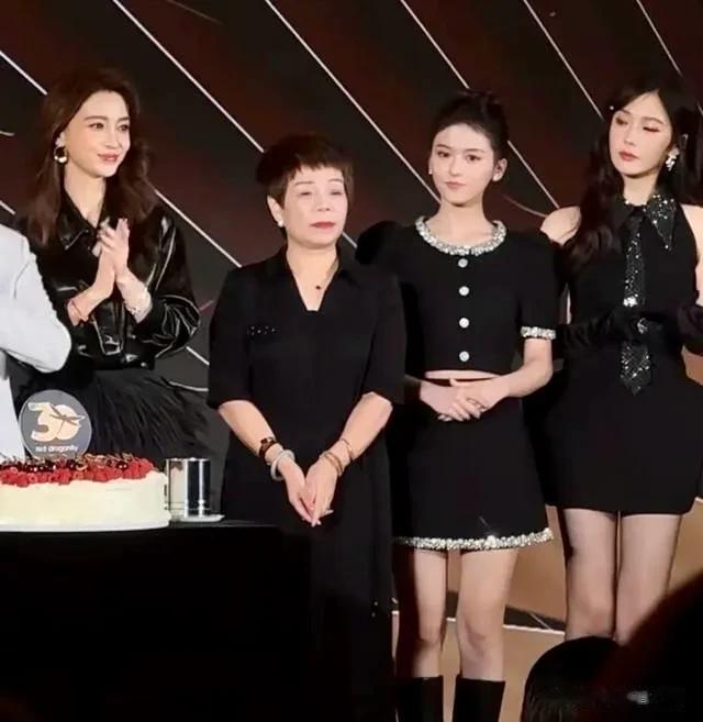 36岁杨颖出席高端晚宴，打扮精致怼脸照美到爆！重返内娱指日可待