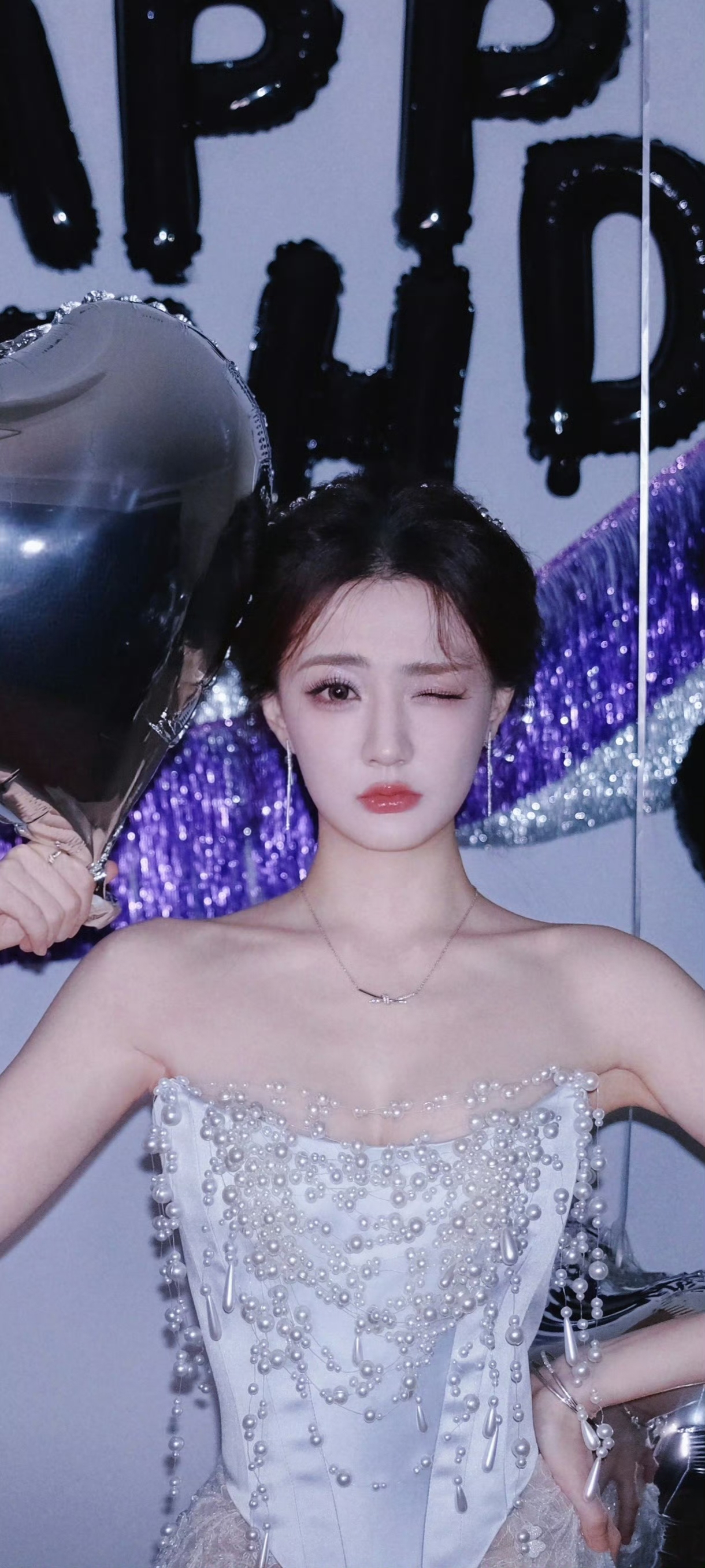 徐璐31岁生日营业照，一席白色珍珠长裙好美好漂亮，生日快乐呀！