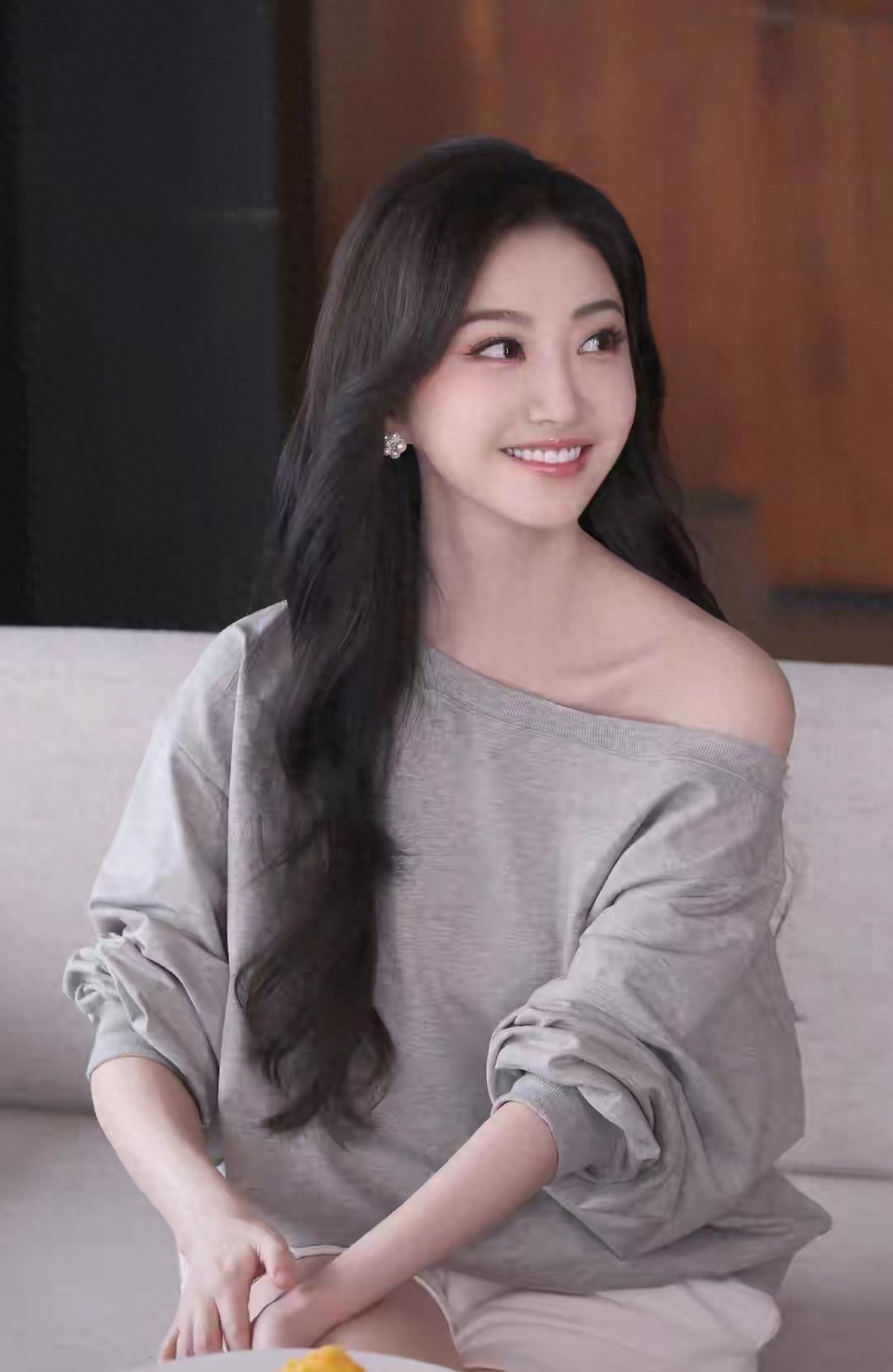 景甜露肩上衣造型好绝,慵懒纯欲感直接拉满