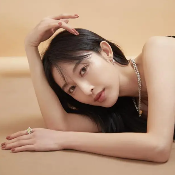 她比杨幂丰满，腿比唐嫣长，皮肤比刘亦菲白，可惜出道多年还没红