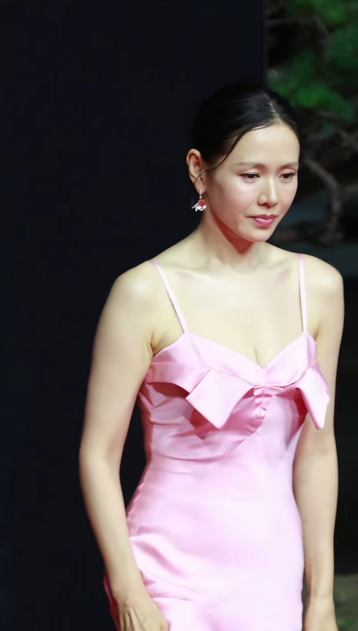 孙艺珍脸型很紧致,无美颜滤镜状态真好,果然爱情滋润就是不一样