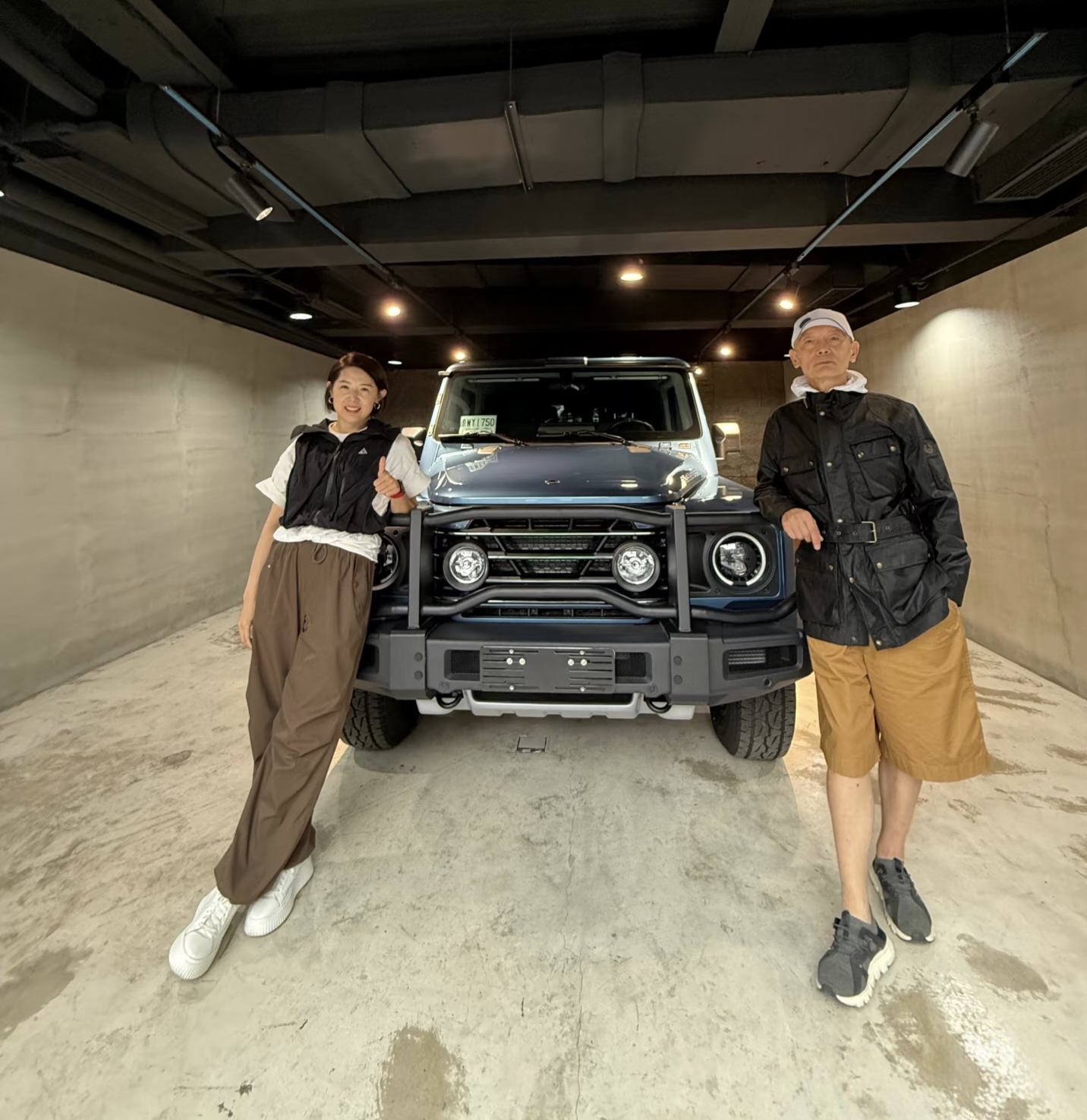 葛优在北京购买越野车，价值大约90万元，本人亲自去提车