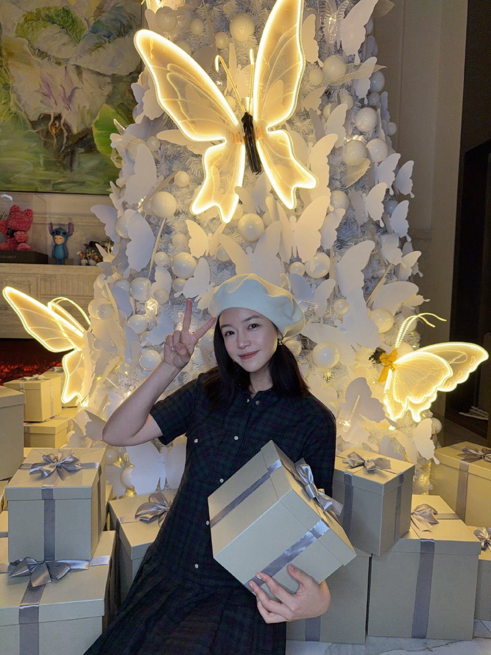 陈妍希出席新活动！穿梅花抹胸开叉裙配侧编发，秒了小5岁的颖儿