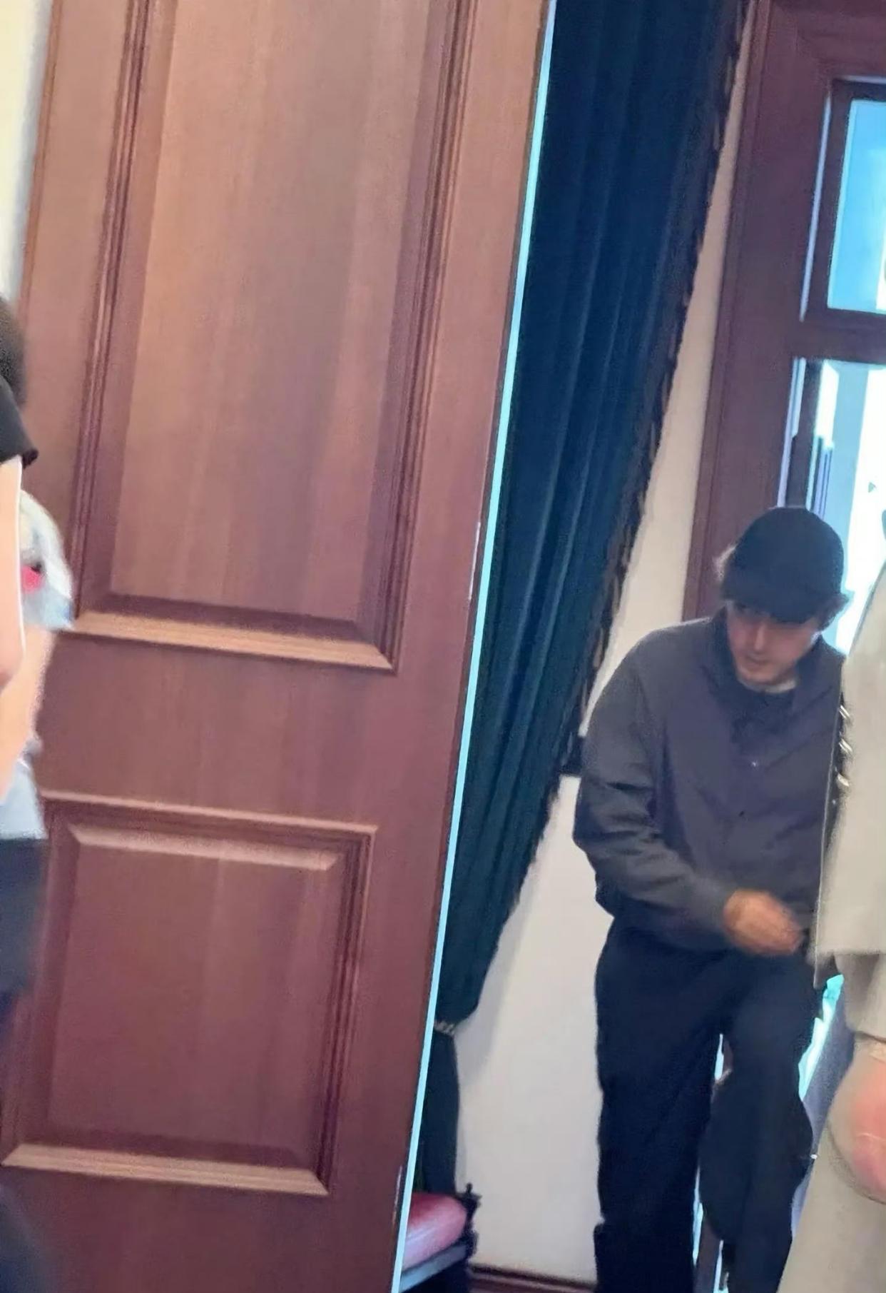 胡歌现身为电影宣传，现场人山人海全场欢呼，胡歌照顾后辈好暖心