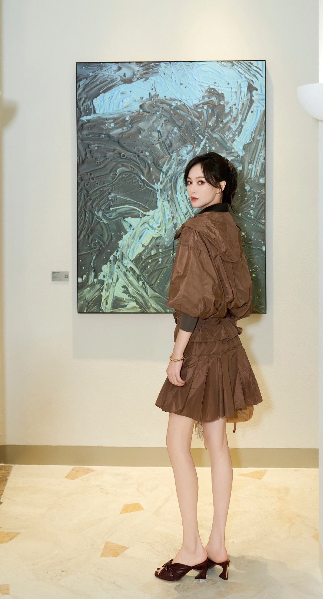 唐嫣米兰新造型,身穿棕色短裙套装,双腿修长,身材高挑