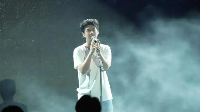 万梓良22岁独子万大千颜值高似爸爸，湖南参加歌唱比赛有星味