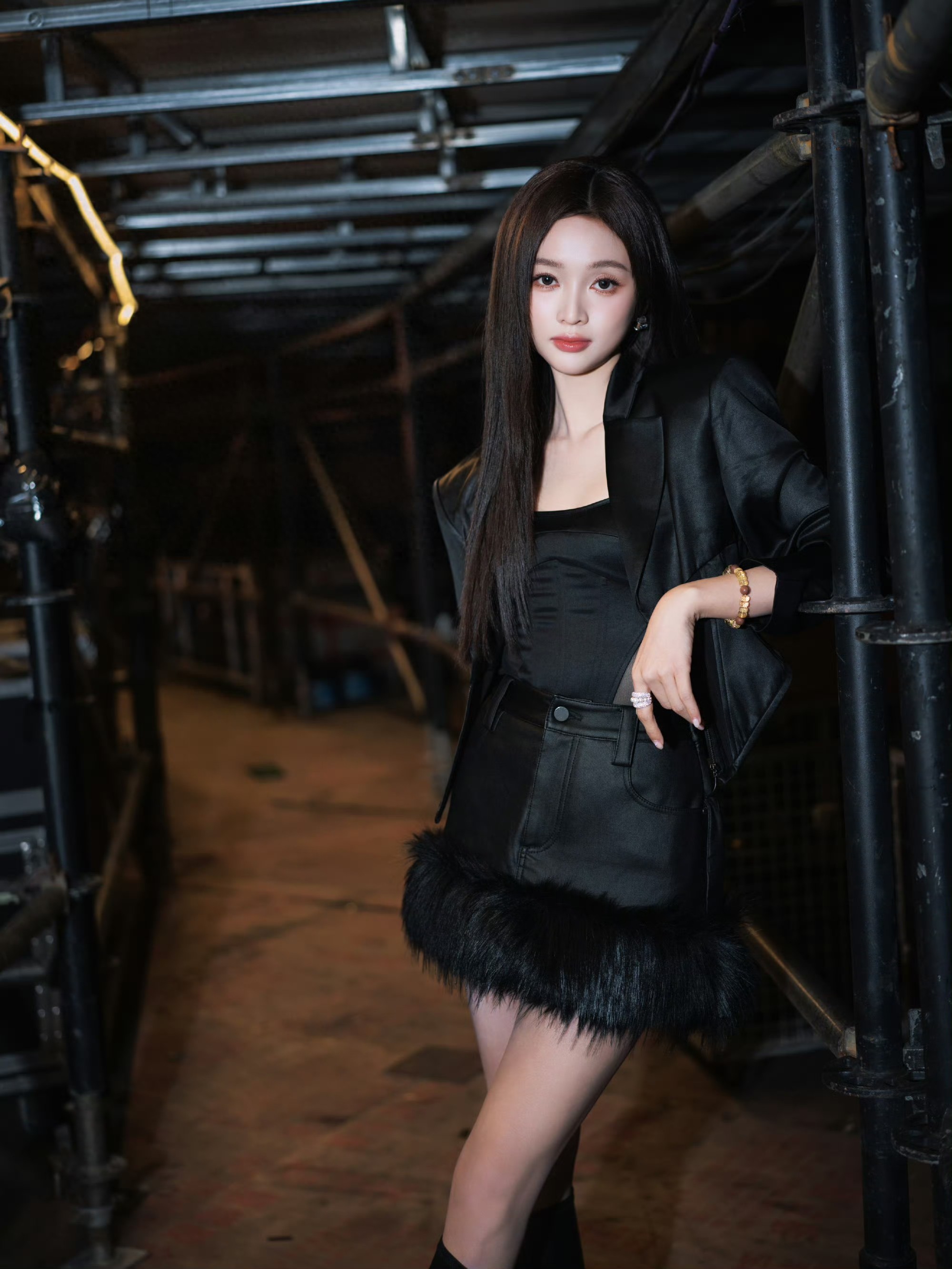 吴宣仪纯黑系列