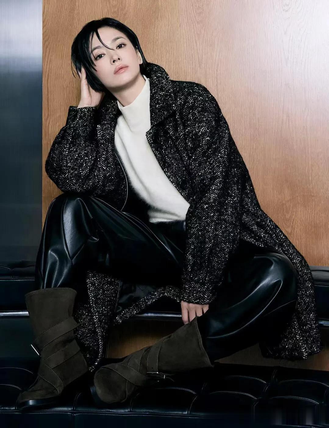 43岁宋慧乔剪了短发大变样！穿黑色大衣+针织衫+皮裤，时髦又高级