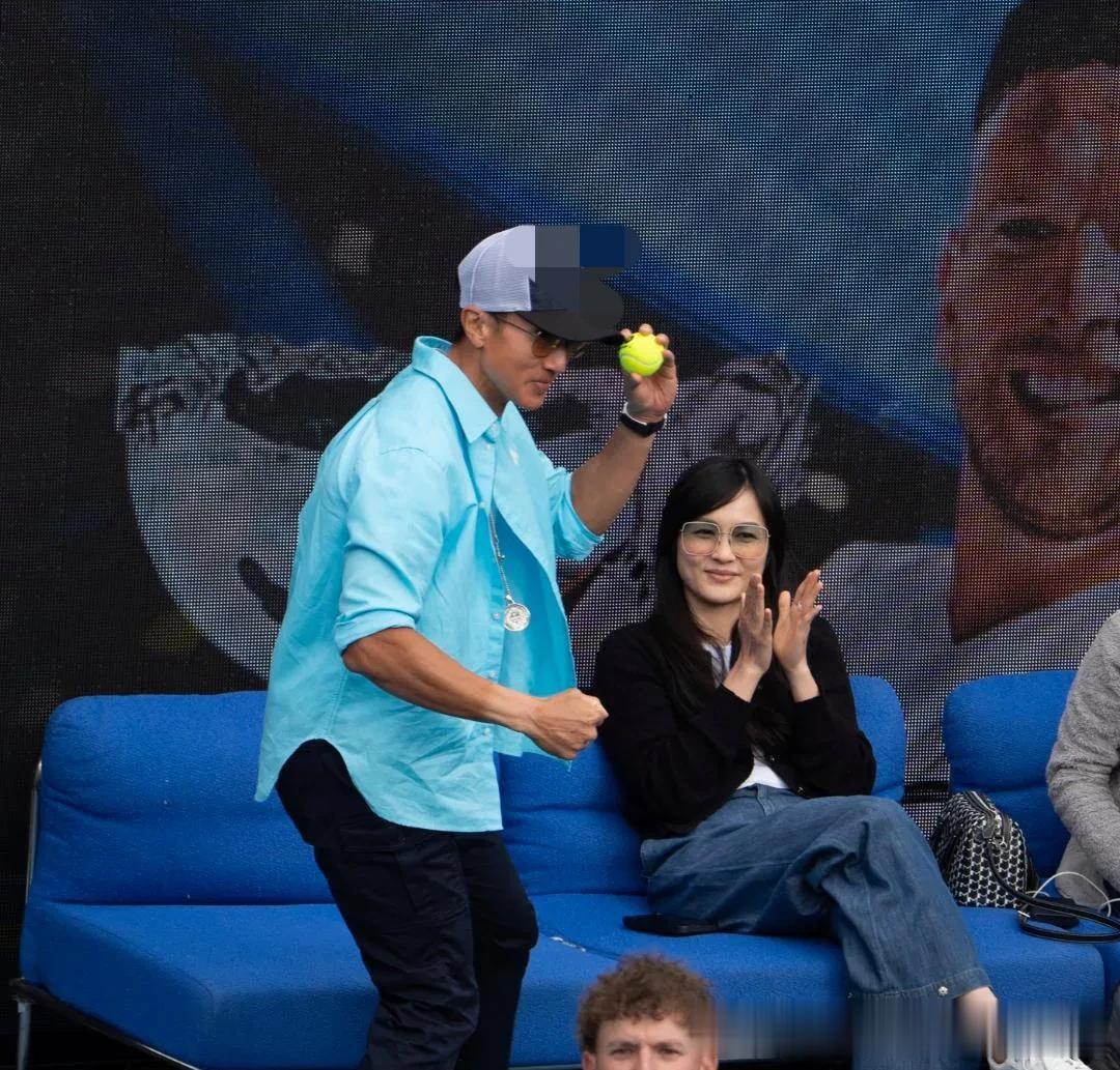 46岁吴尊和老婆林丽吟澳大利亚看网球比赛，夫妻俩坐在VIP观众席