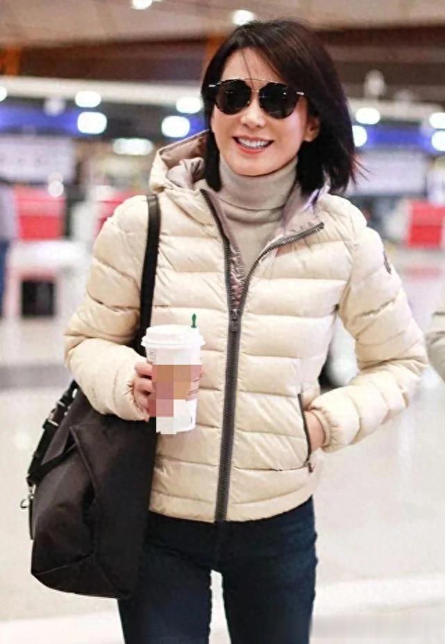 54岁俞飞鸿真会赶时髦！连帽羽绒服+高领毛衣+牛仔裤，减龄又高级