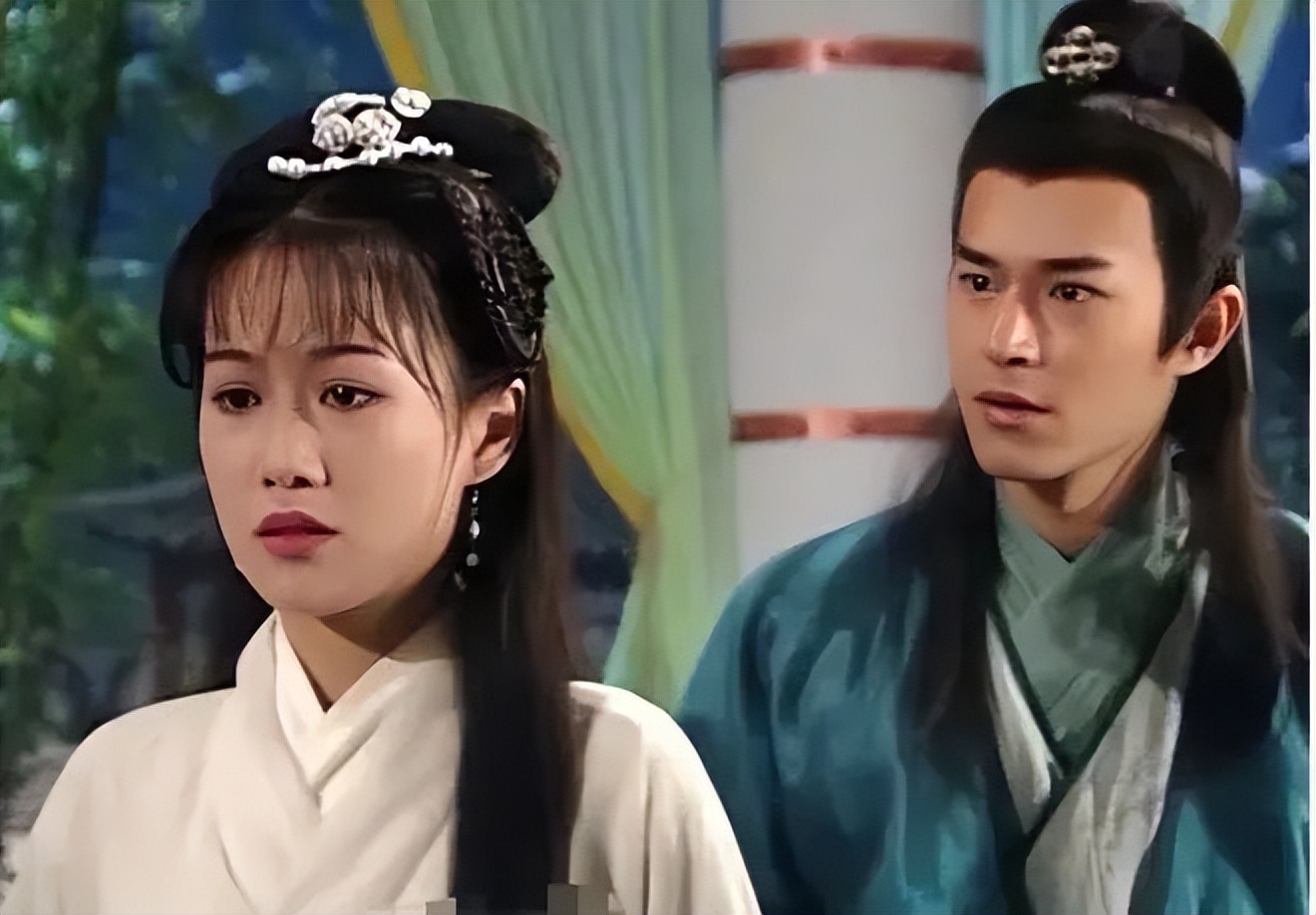 梁小冰鼻塌个矮算大美人吗?看她与袁咏仪的合照,就有答案了