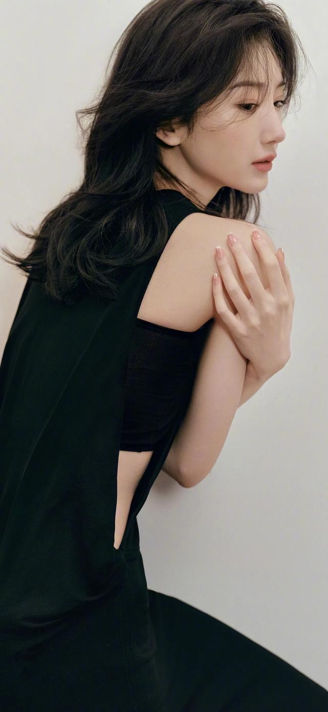 女明星壁纸-毛晓彤瑞丽时尚封面大片写真壁纸美图，毛晓彤美炸了