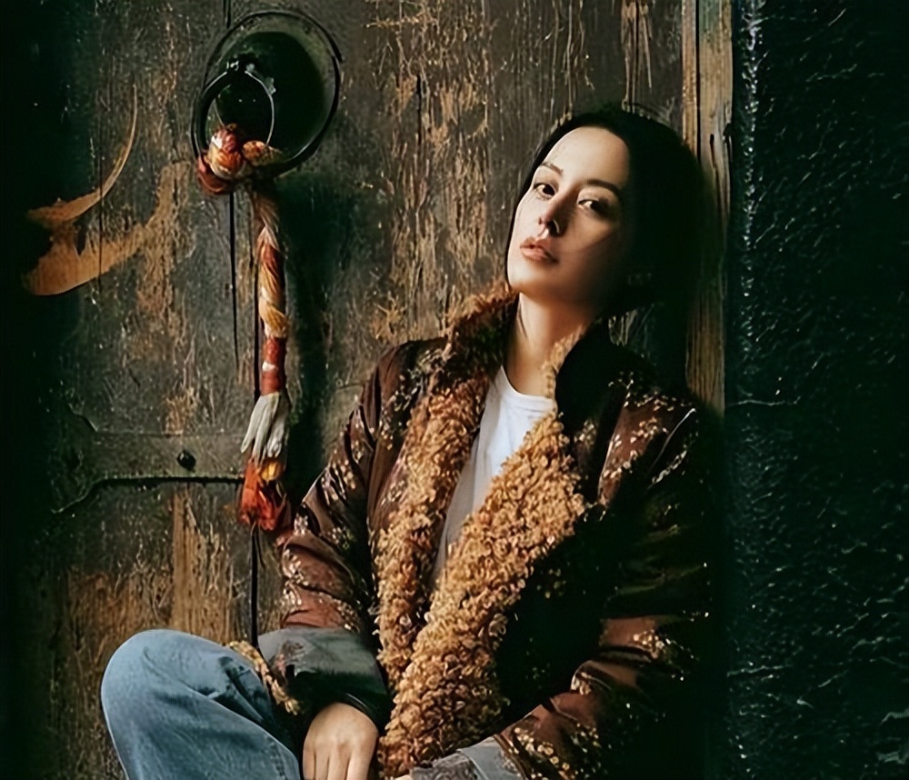 她是胡歌深爱、刘烨难忘的女人，受央视力捧多年，至今没能走红